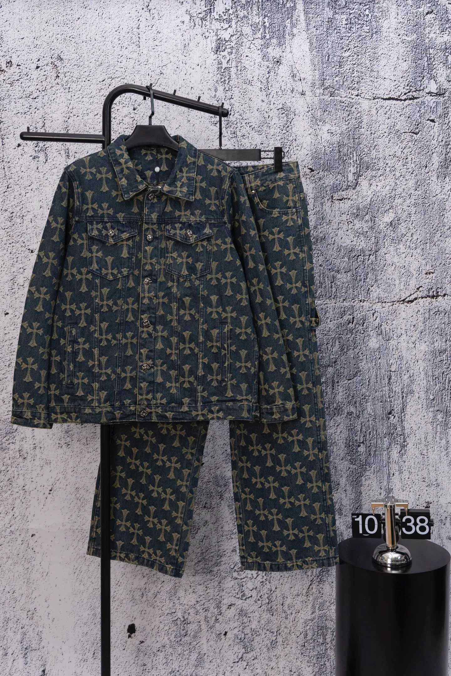 P240 Chrome Hearts CH Chrome Hearts double-sided all-over LOGO jacquard dark pattern heavy-duty denim jacket jeans denim suit same style as the Internet celebrity star's cross-printed denim jacket jeans, the unique cross design element plus all-over printing, full of design sense. It is made of 100% denim cotton fabric with heavy coarse yarn count, which ensures a stiff and tough silhouette while being soft, comfortable and breathable. The lapel is designed with silver buttons and is full of texture. The classic white cross logo is all over the dress, making it a perfect versatile style for spring and summer! Customized jacquard fabric, you can wear it in various styles. This gender-neutral shirt is a must-have for nightclubs. It can be worn as a jacket for both men and women. It can be easily worn by both men and women! The original loose version is made of high-quality pure cotton fabrics. The fabric pattern is high-definition and delicate without burrs. It is comfortable and breathable to wear. All the buttons are molded and customized. It is casual and fashionable and can be matched with any bottoms. It can be windproof and sunproof in spring and summer. It can be worn outside in autumn and winter! Easily concave shape makes you look slimmer and taller, perfect for both men and women! Color: Black Blue Size: Jacket S-XL Pants 28-36